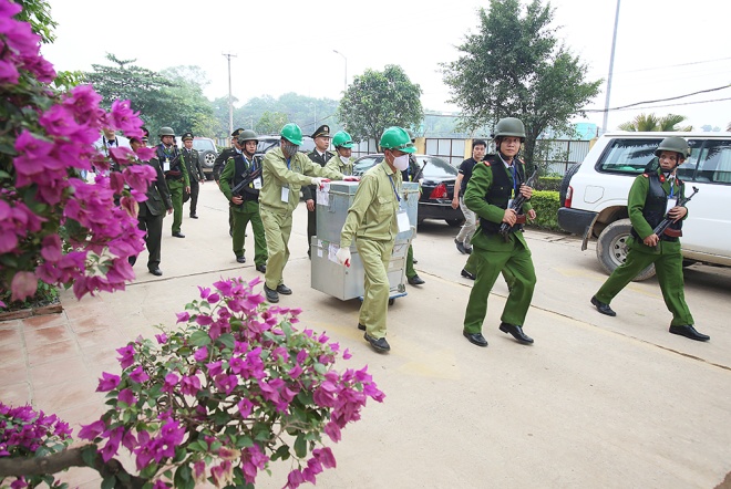 Hình[-]ảnh[-]tiêu[-]huỷ[-]hai[-]tấn[-]ngà[-]voi[-]và[-]70[-]kg[-]sừng[-]tê[-]giác[-]